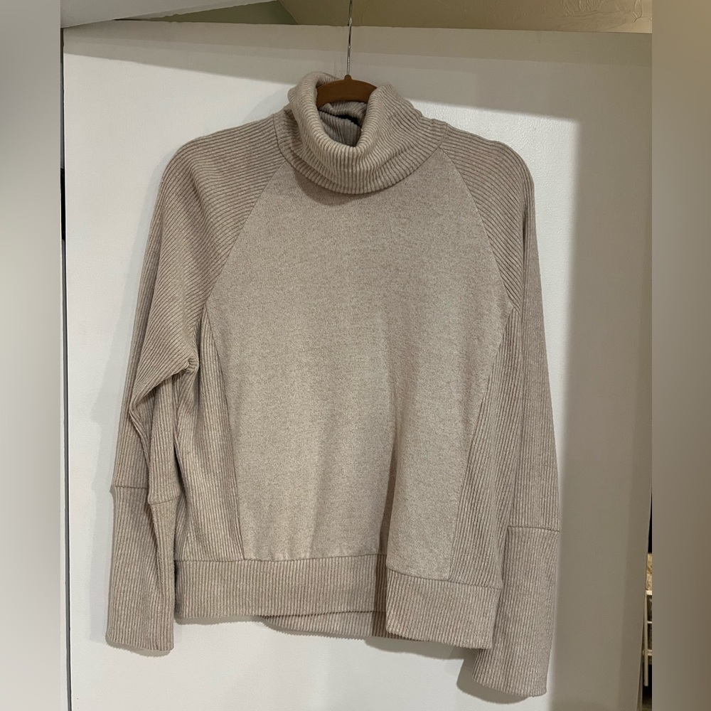 Evereve Tan/Oatmeal Turtleneck Sweater Women M